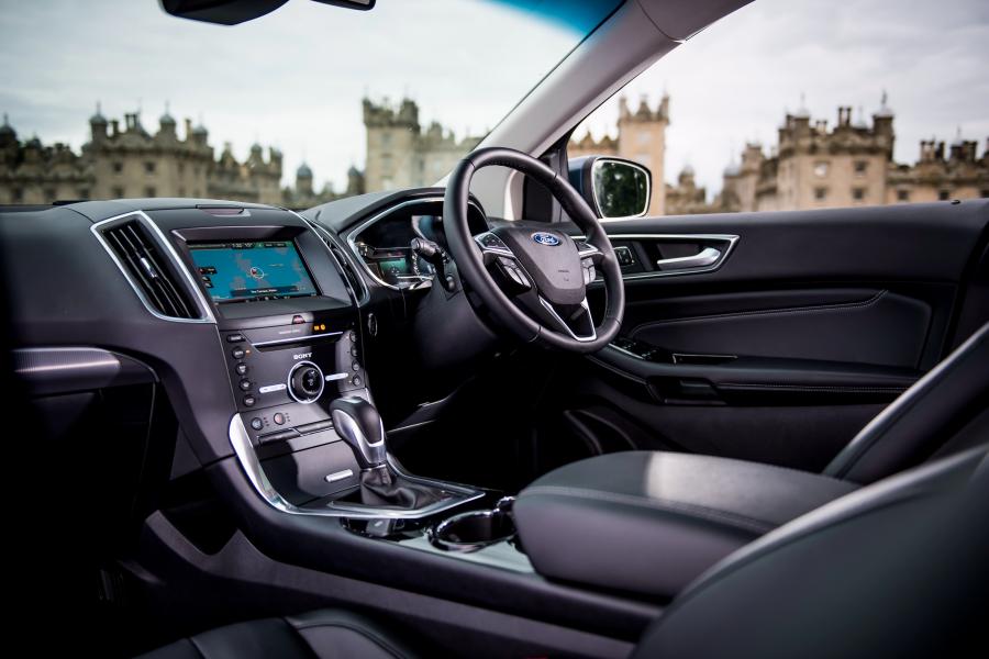 Интерьер Ford Edge 2016 года  (UK) (фото 3 из 32)